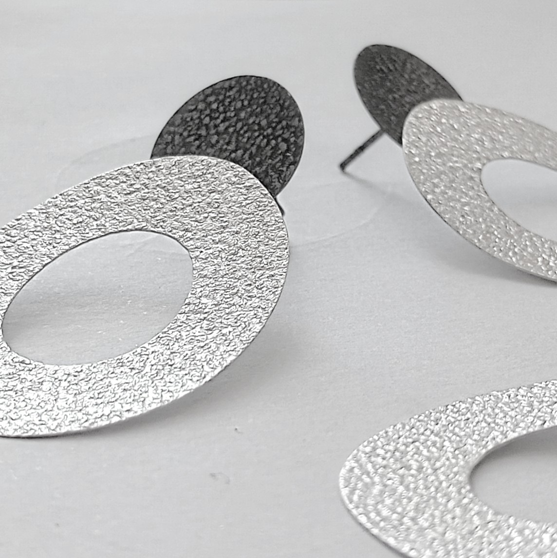 Textured Black and Satin-White Hollow Oval Drop Earrings - Image 2