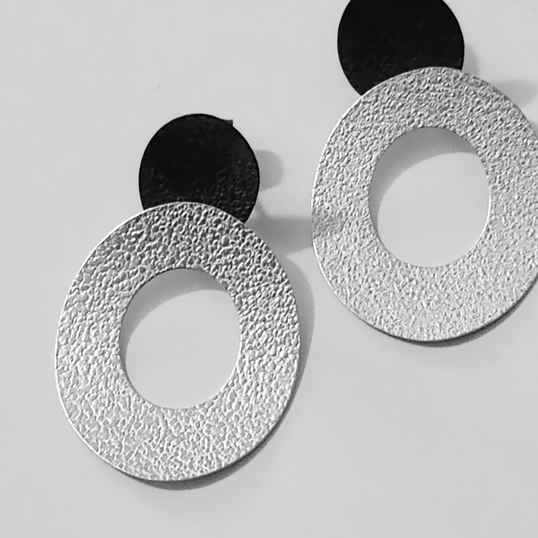Textured Black and Satin-White Hollow Oval Drop Earrings - Image 3